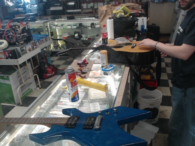 Guitard manque une corde