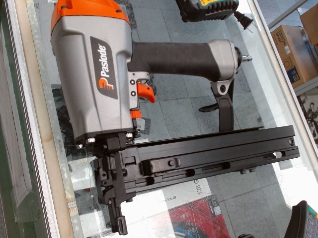 Gun a clou a air comprimer