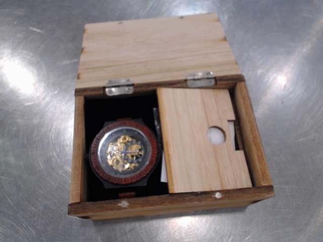 Montre en bois avec son boitier