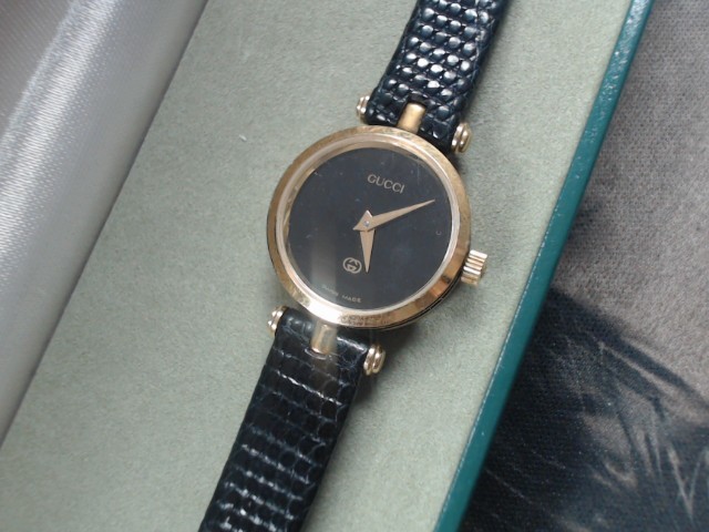 Montre gucci avec boite + papier