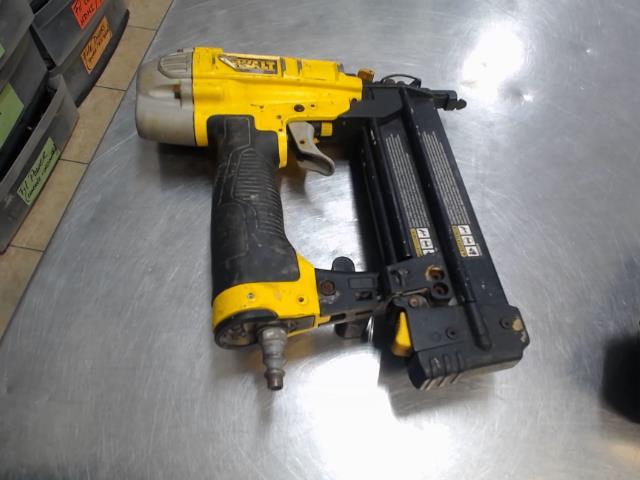 Cloueuse a air dewalt