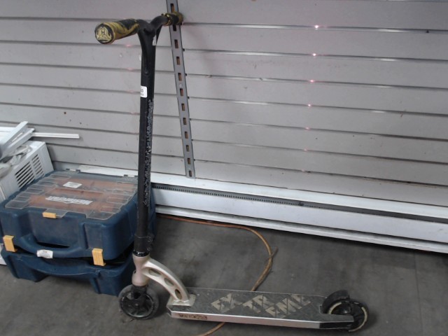 Scooter noir gris jaune