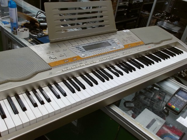 Piano casio 61 note avec fil et pedale