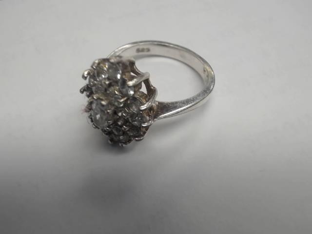 Bague en argent avec grosse pierre blahc