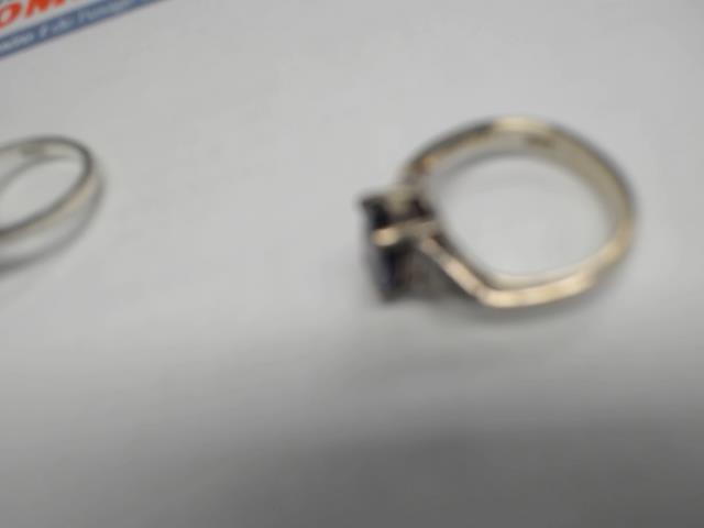 Bague en argent avec pierre mauve