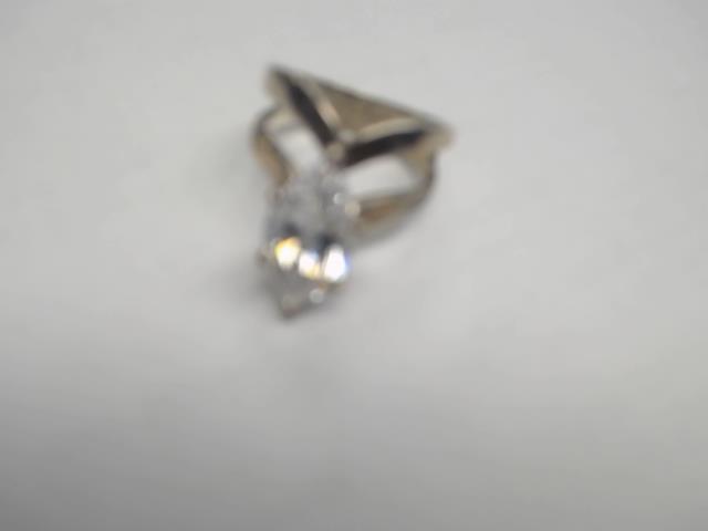 Bague en argent avec pierre blanc