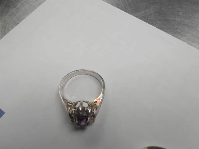 Bague en argent avec grosse pierre mauve