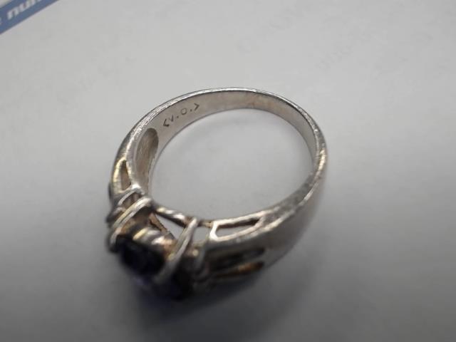 Bague en argent avec pierre mauve