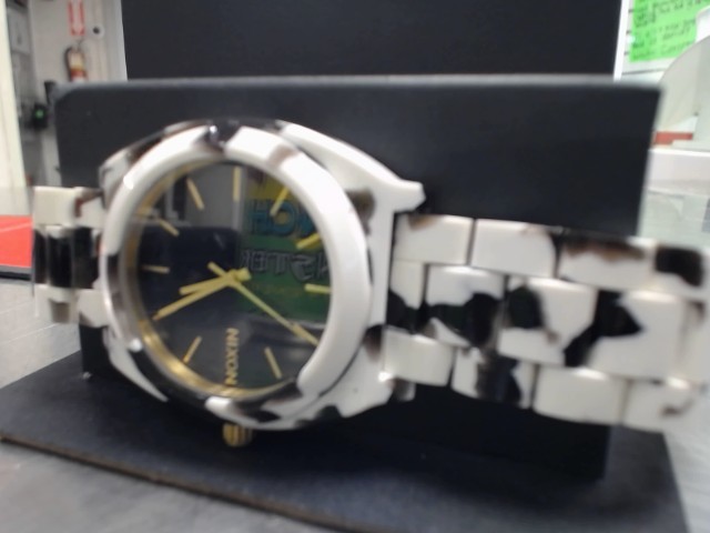 Nixon more is more en boite