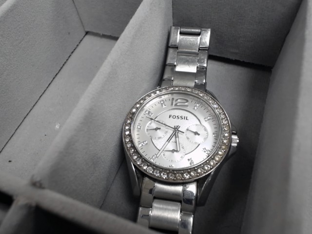 Montre fossil argent pierre blanche