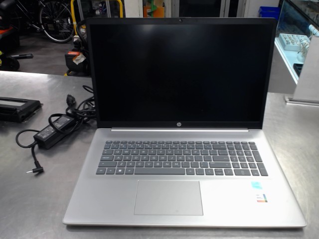 I5-13th gen 8gb ram/1tb ssd +chrg