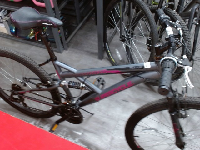 Velo de montage presque neuf