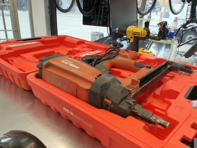 Fastening tools avec case rouge chargeur