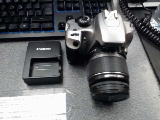 Camera avec chargeur et batt + petit acc