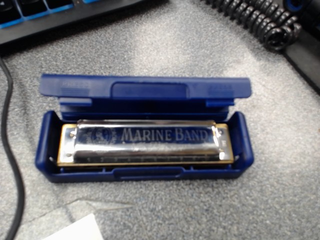 Harmonica avec case