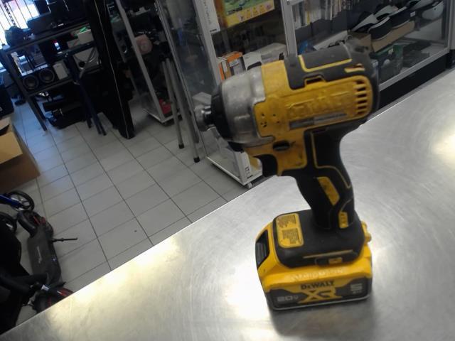 Drill dewalt avec une batterie