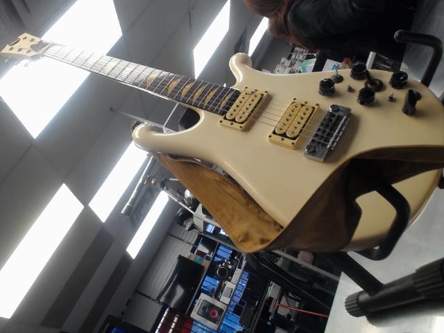 Guitare blanche dans son case dur