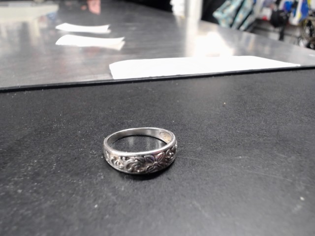 Silver ring w/ ornment size 7 1/2