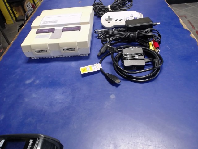 Console avec deux manettes et adapteurhd