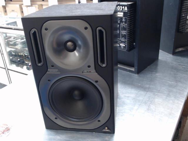 Studio monitor behringer