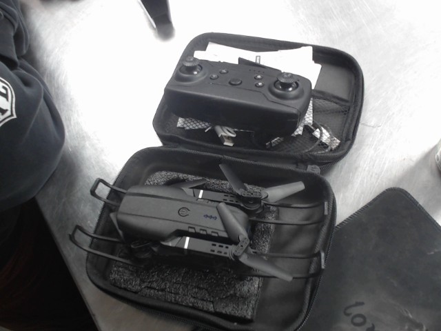 Drone noir avec manette fil,batterie