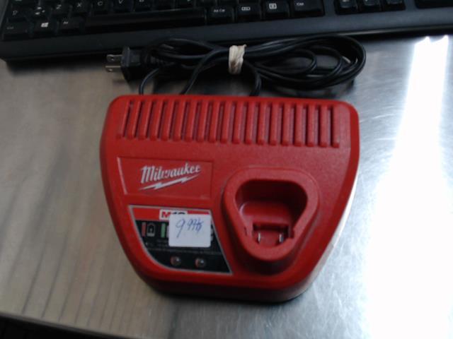 M12 chargeur