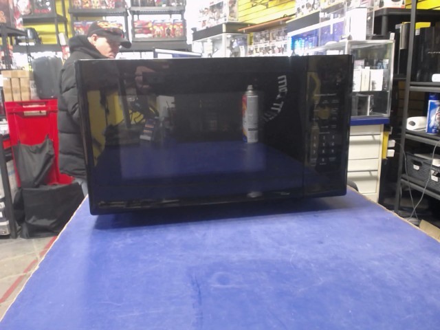 Four  micro-ondes 1000w 1.1 pied cube