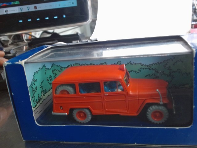 La jeep des pompiers de l'affaire tourne