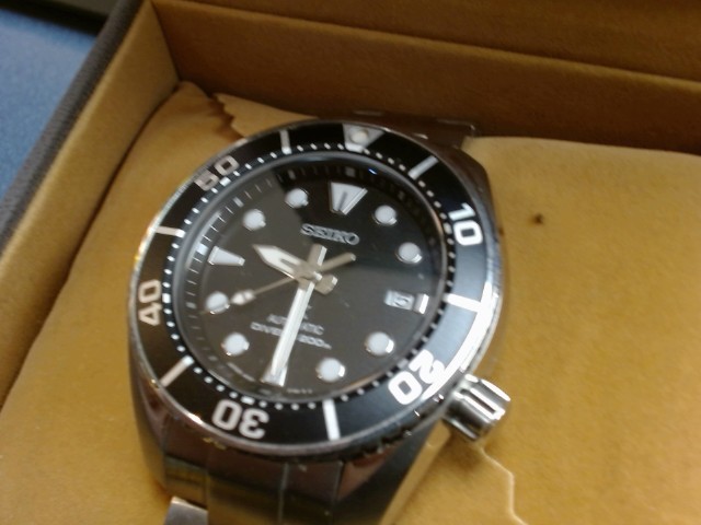 Montre de hommes face noire avec case