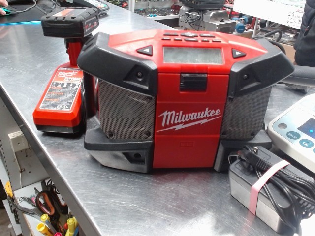 Worksite radio + 2x batt + chrgr x2