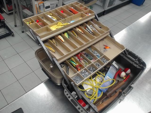 Coffre a peche remplie dacc