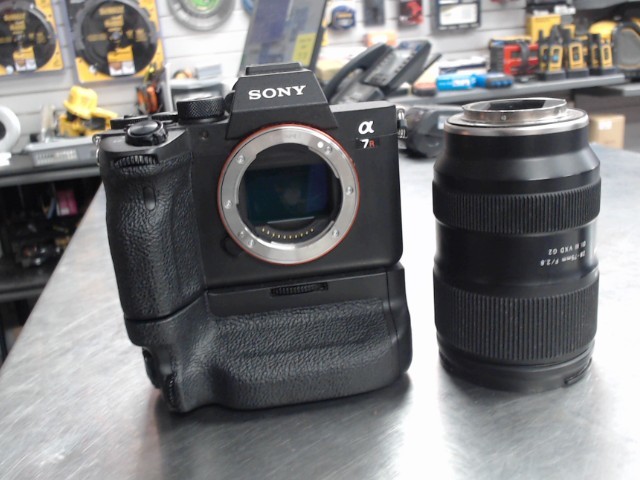 Camera sony a7r avec batteri pack +lens