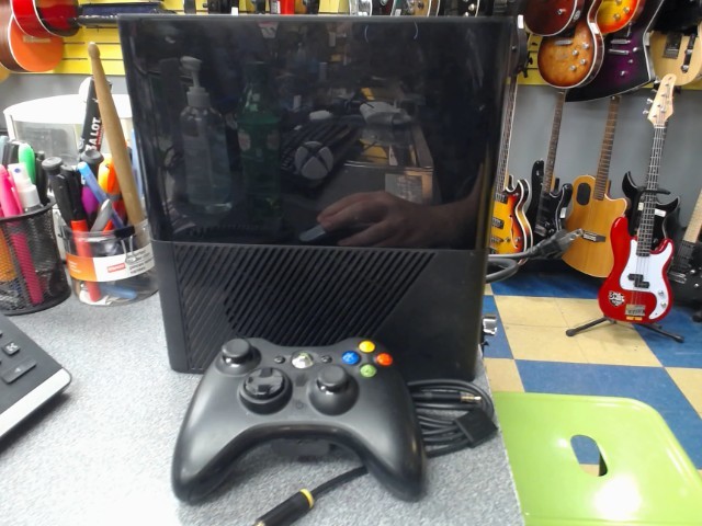 Xbox 360 avec manette et dique dur