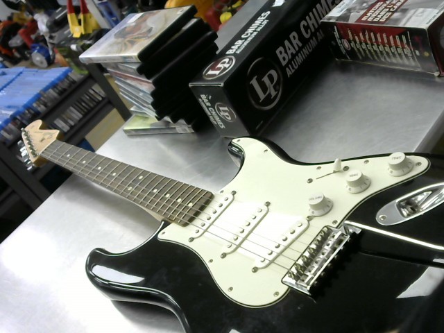 Guitare fender noir et blanche strato