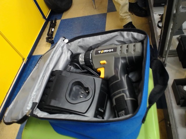 Drill avec chargeur et etui torkk