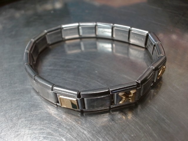 Bracelet de stainless avec breloque or