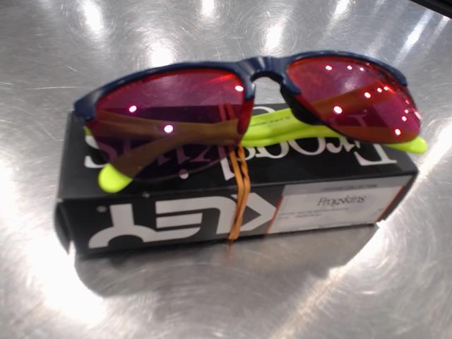 Lunnette okley en boite