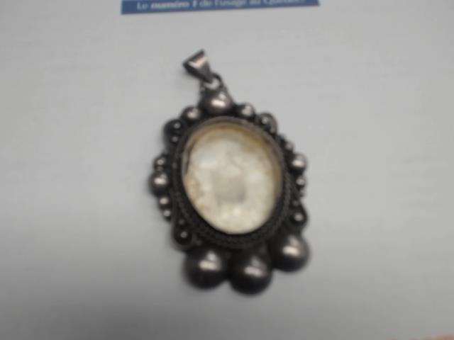 Breloque pierre manquant