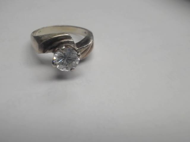 Bague avec pierres blanches