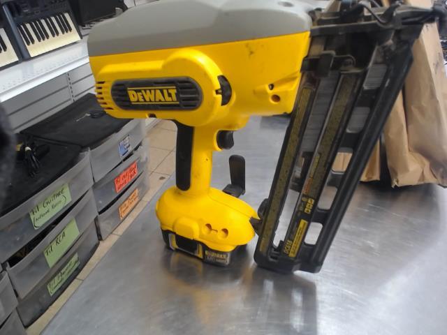 Cloueuse dewalt + batt
