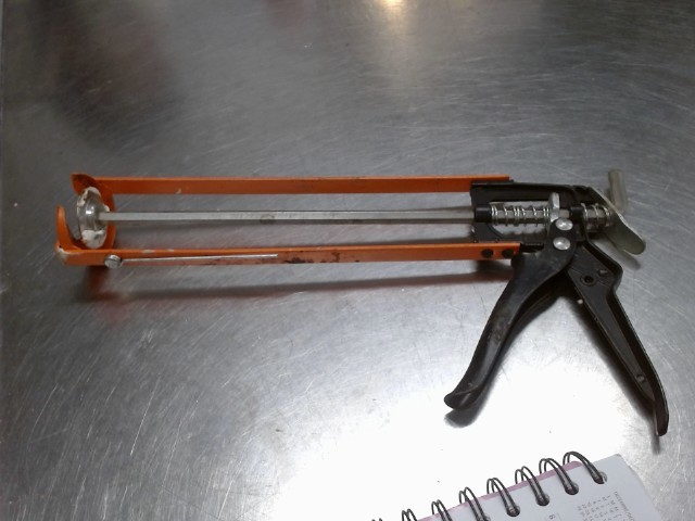 Gun a coalking manuel orange et noir