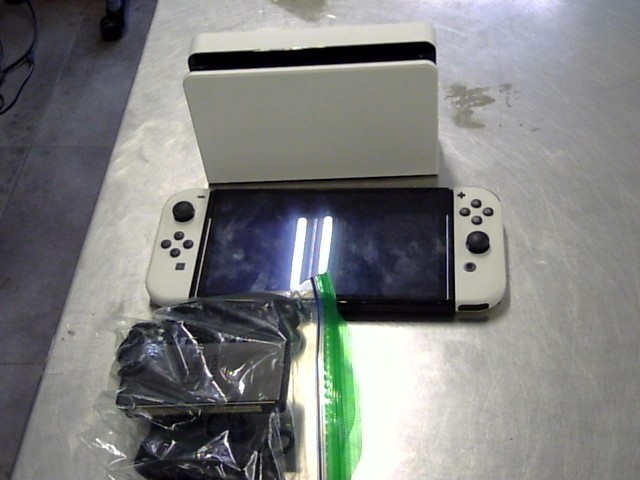 Switch oled avec manette et boitierr et