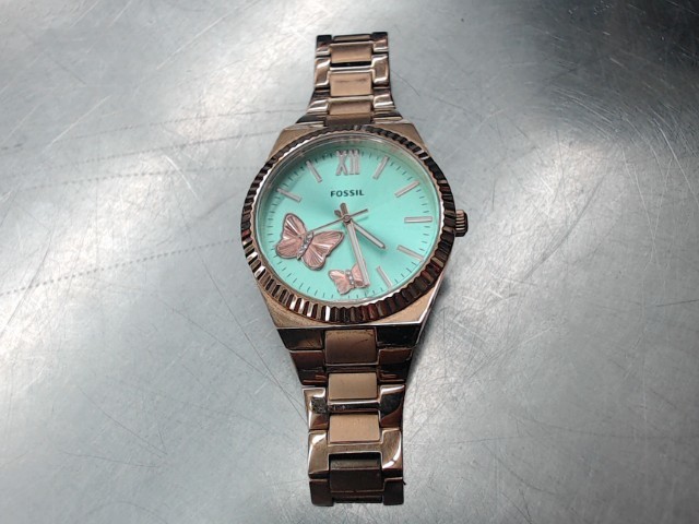 Montre fossil avec des papillons