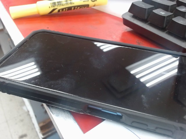 Telephone bleu avec caisse