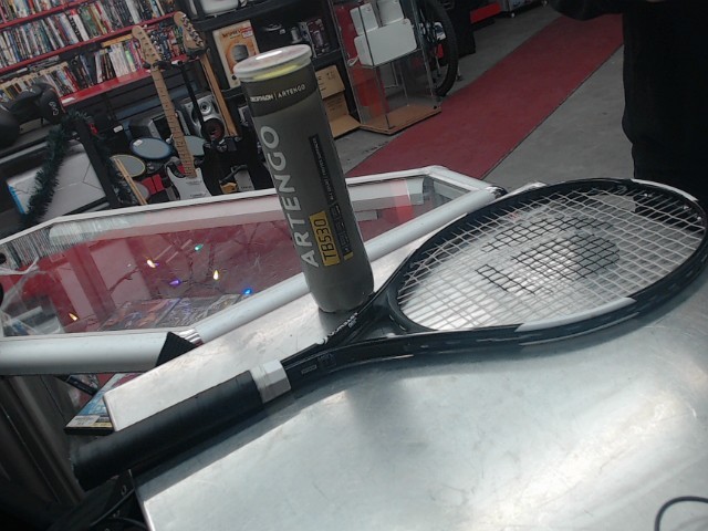 Raquette de tennis avec balles