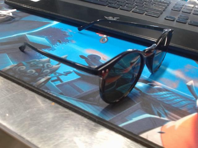 Belle lunette de soleile noir jj