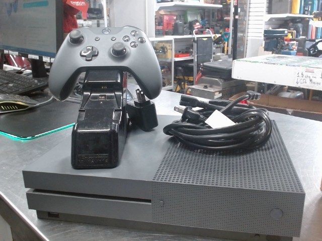 Xbox one s grise avec 2 manettes