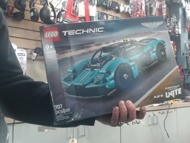 Aston martin valkyrie lego