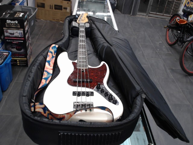 Marcus miller x sire bass blanc avec cas