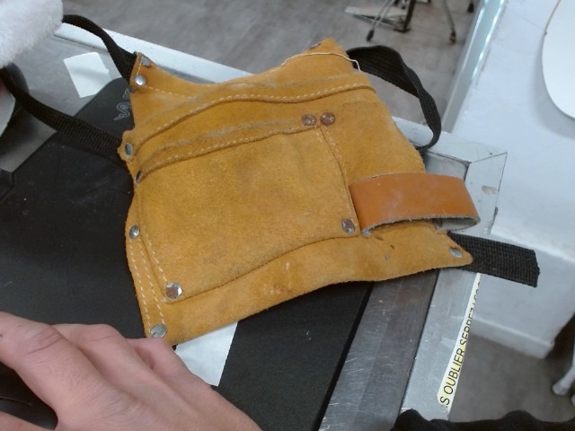 Petit poche beige en cuir pour clou